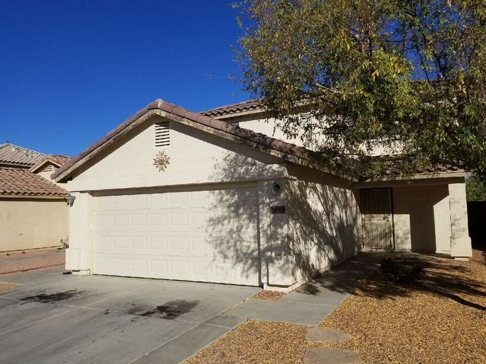 11926 W Flores Dr in El Mirage, AZ - Building Photo