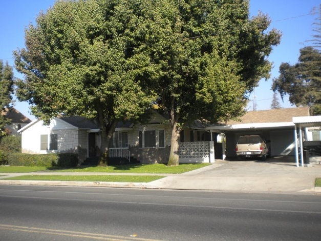 320 N M St in Tulare, CA - Building Photo