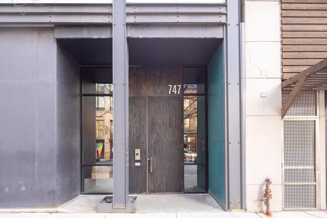 747 N Clark St in Chicago, IL - Building Photo - Building Photo