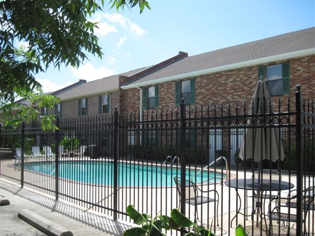 Azalea Circle Townhomes and Apartments in Houma, LA - Building Photo