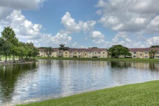 663 Vista Isles Dr, Unit 17 in Plantation, FL - Building Photo