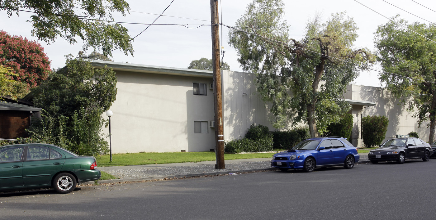 University House Apartments in Davis, CA - Foto de edificio