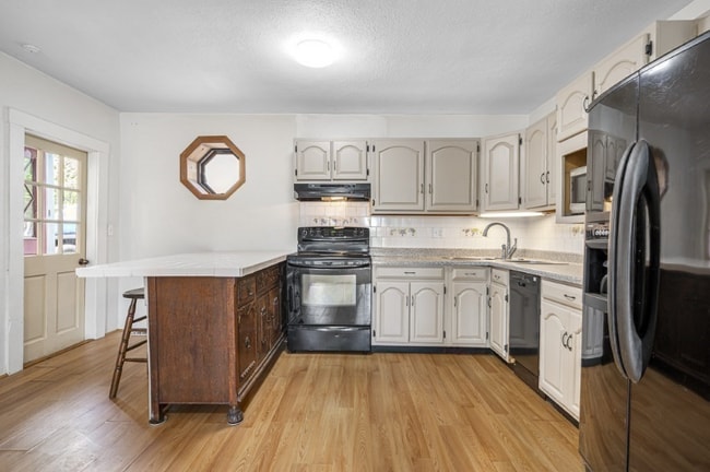 98 Linwood St in Uxbridge, MA - Foto de edificio - Building Photo