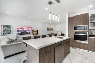 11437 NW 76th Terrace in Medley, FL - Building Photo - Building Photo