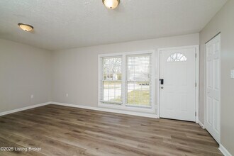 10610 Grafton Hall Rd in Louisville, KY - Building Photo - Building Photo