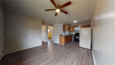 204 Lynn Dr, Unit D in Bryan, TX - Foto de edificio - Building Photo