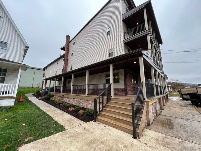 107 W Biddle St in Gordon, PA - Foto de edificio - Building Photo