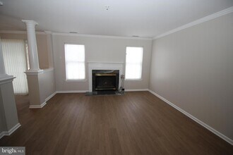 1004 Julian Dr W in Warminster, PA - Foto de edificio - Building Photo