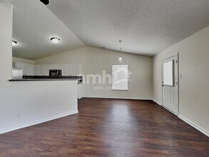 5624 Grassy Bank Dr in Indianapolis, IN - Building Photo - Building Photo