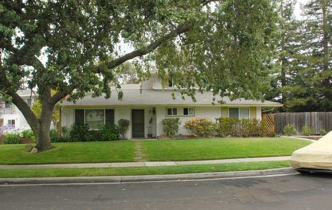 869 Castlewood Dr in Los Gatos, CA - Foto de edificio - Building Photo