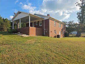 3482 NC-268 in Siloam, NC - Building Photo - Building Photo