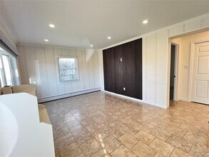 137 Center Ln in Levittown, NY - Building Photo - Building Photo