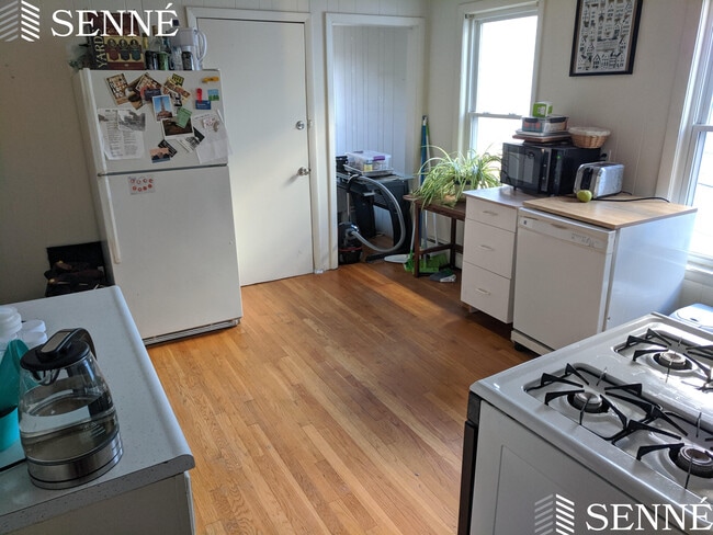 16 Bristol St, Unit 2 in East Cambridge, MA - Building Photo - Building Photo