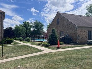 1750 Fayette Walk in Hoffman Estates, IL - Building Photo - Building Photo