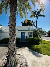 215 Conniston Rd in West Palm Beach, FL - Building Photo - Building Photo