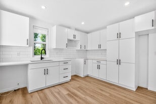 12133-12146 46 St NW in Edmonton, AB - Building Photo