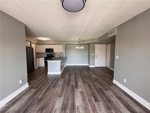 1240 Wildwood Lakes Blvd in Naples, FL - Building Photo - Building Photo