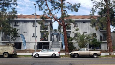 Granada Court in Granada Hills, CA - Foto de edificio - Building Photo