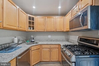 13274 Poener Pl in Herndon, VA - Building Photo - Building Photo