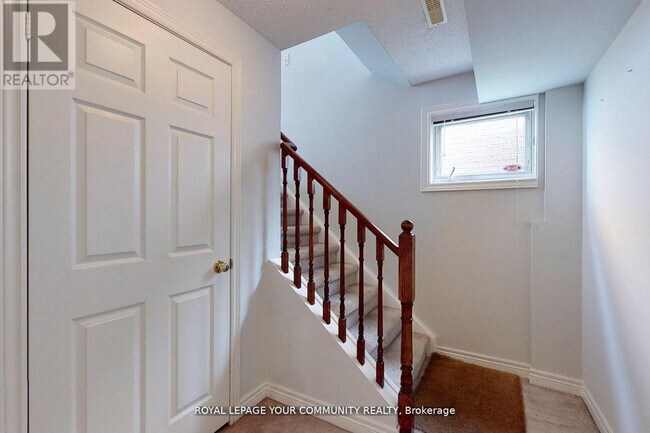 520 Stone Rd in Aurora, ON - Building Photo - Building Photo