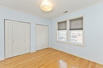 3042 W Diversey Ave, Unit 2S in Chicago, IL - Building Photo - Building Photo