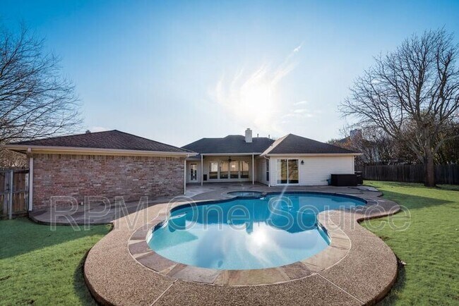 property at 2914 Post Oak Ln