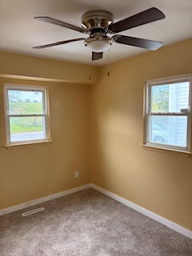 225 Miriam Dr in Waterloo, IA - Building Photo - Building Photo