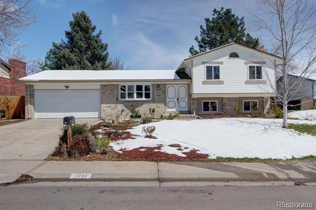 6233 W Caley Ave in Littleton, CO - Building Photo
