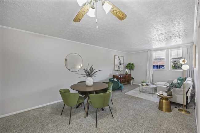 Wood Creek Apartments in Fort Wayne, IN - Foto de edificio - Building Photo