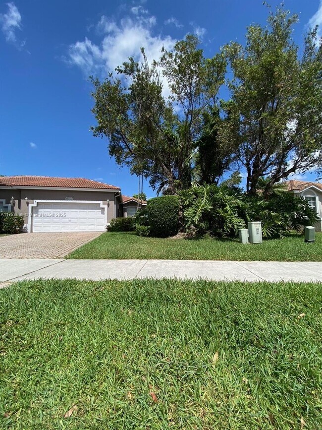 2491 Aragon Blvd in Sunrise, FL - Building Photo - Building Photo