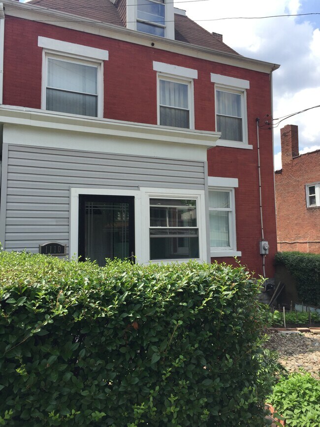 1110 Greenfield Ave in Pittsburgh, PA - Foto de edificio - Building Photo