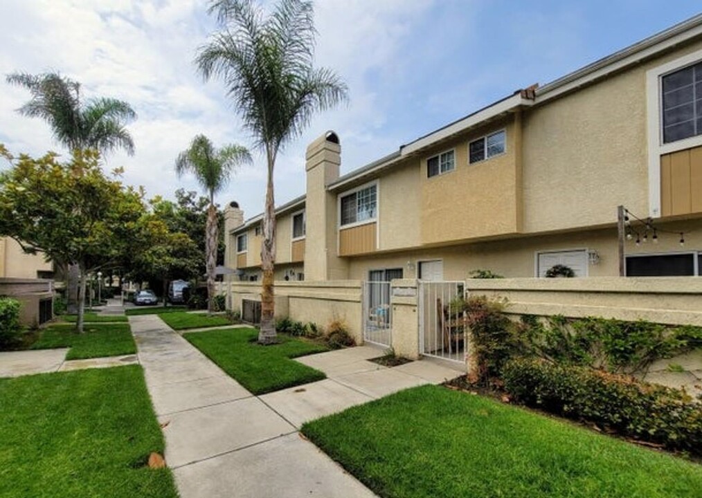 5192 Bienville Walk in Oxnard, CA - Building Photo