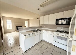 4672 Krissylouise Way, Unit A in Las Vegas, NV - Building Photo - Building Photo