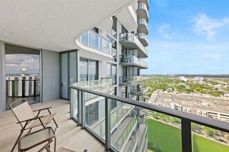 121 NE 34th St in Miami, FL - Building Photo - Building Photo