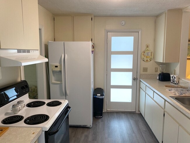 908 Albee Rd W in Nokomis, FL - Building Photo - Building Photo