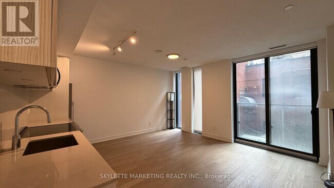 25-225 Richmond St E in Toronto, ON - Building Photo - Building Photo