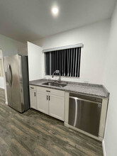 837 NW 41st St-Unit -A in Fort Lauderdale, FL - Foto de edificio - Building Photo