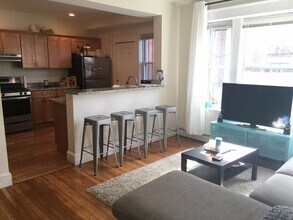 11 Quint Ave, Unit 2 in Boston, MA - Foto de edificio - Building Photo