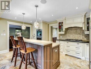 243 Dolphin Ct in Oakville, ON - Building Photo - Building Photo