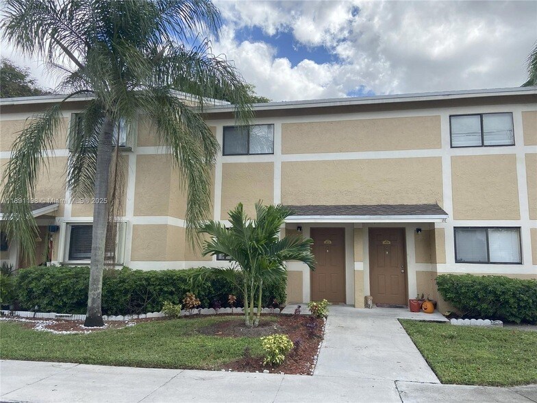 413 Palm Cir E in Pembroke Pines, FL - Building Photo