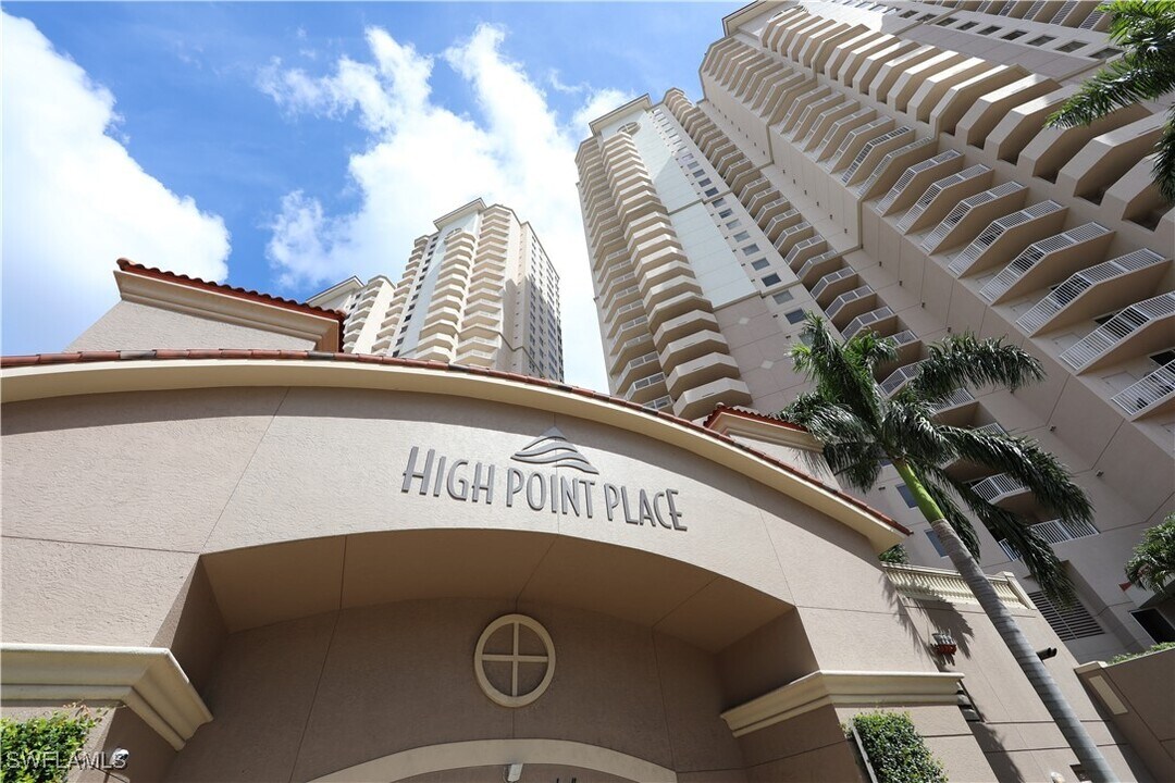 2090 W First St in Ft. Myers, FL - Building Photo