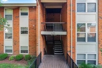 1920 Hunting Lake Ct, Unit 202 in St. Louis, MO - Building Photo - Building Photo
