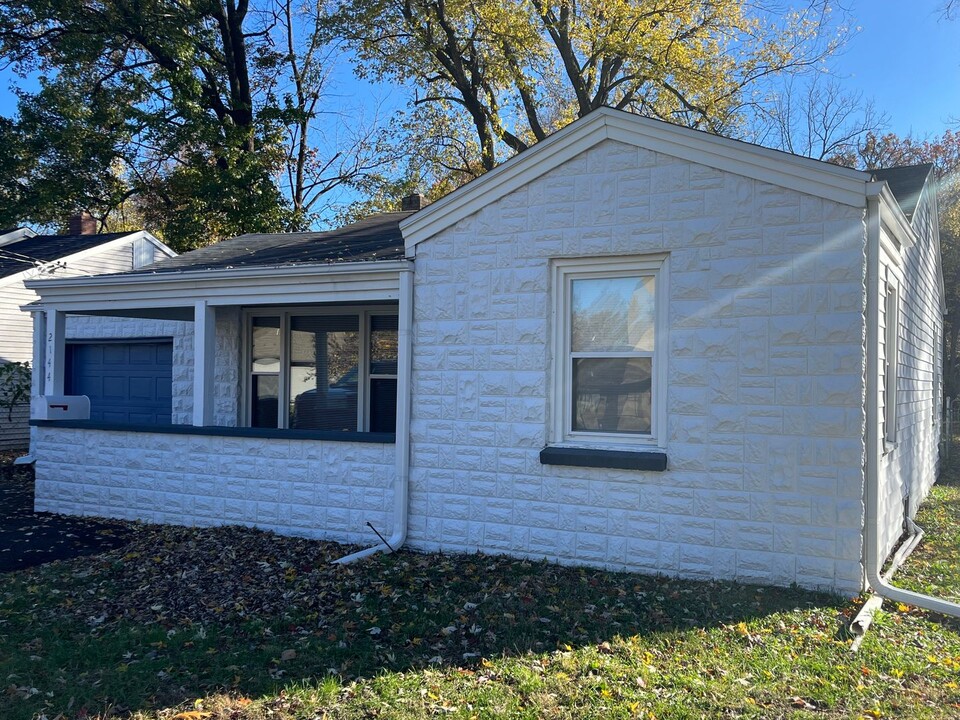 2144 E Grand St in Springfield, MO - Building Photo