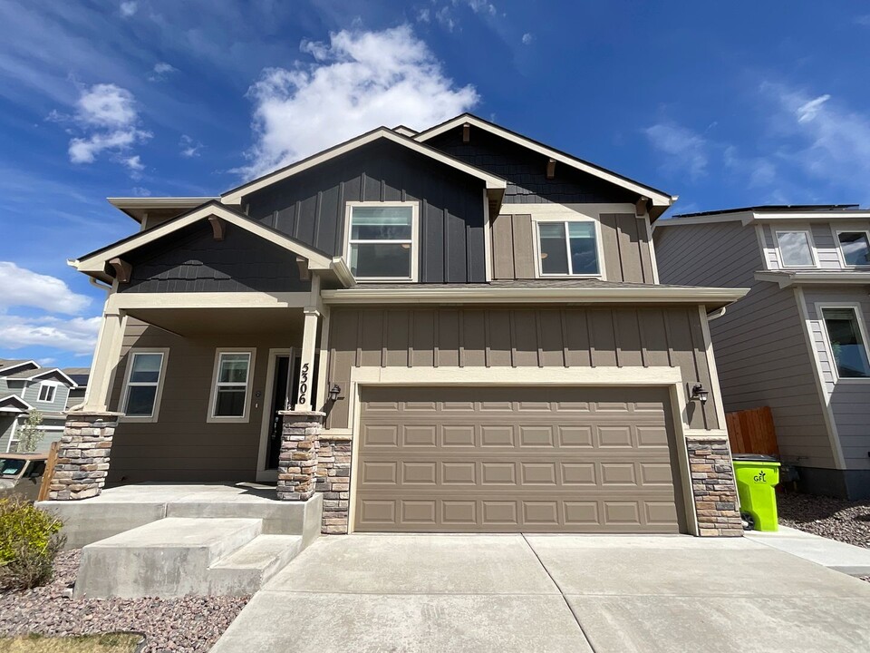 5306 Kingscote Dr in Colorado Springs, CO - Foto de edificio