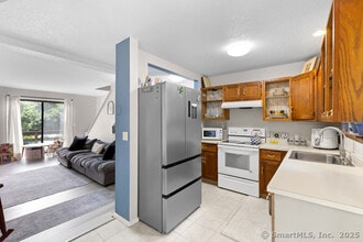 157 Shelter Rock Rd in Danbury, CT - Building Photo - Building Photo