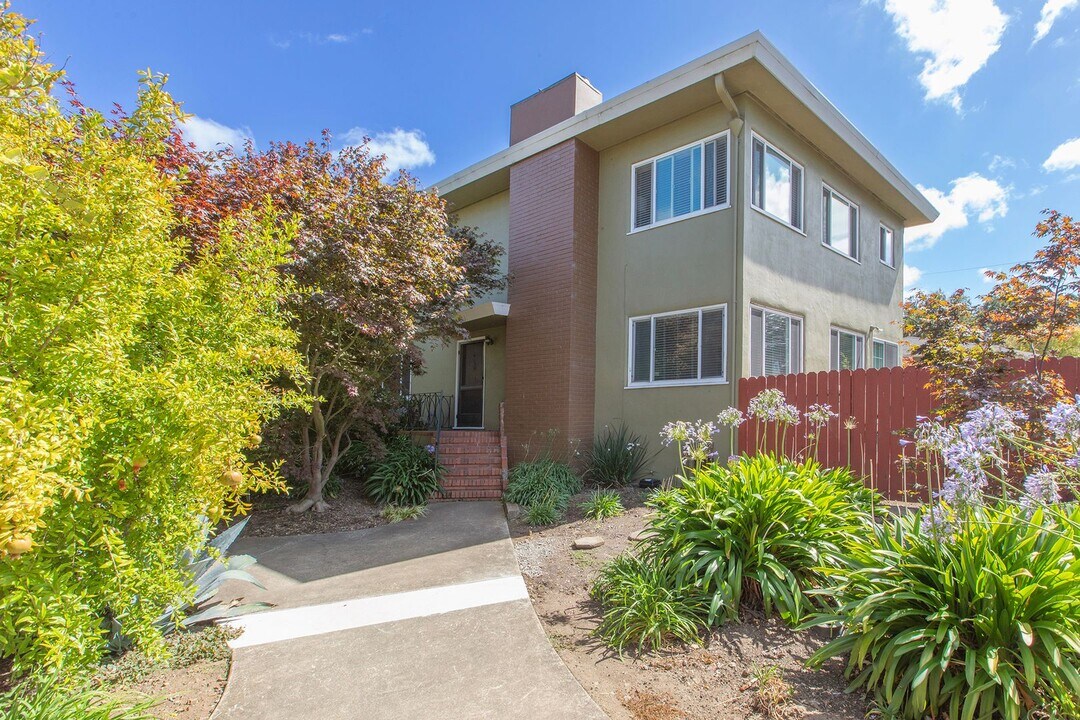 1 W Santa Inez Ave in San Mateo, CA - Building Photo