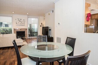 1112 Bering Dr in Houston, TX - Building Photo - Building Photo