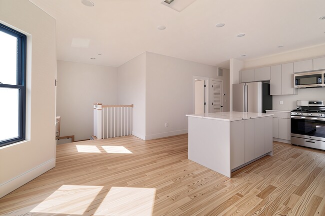 50 Crescent Ave, Unit 1 in Boston, MA - Foto de edificio - Building Photo