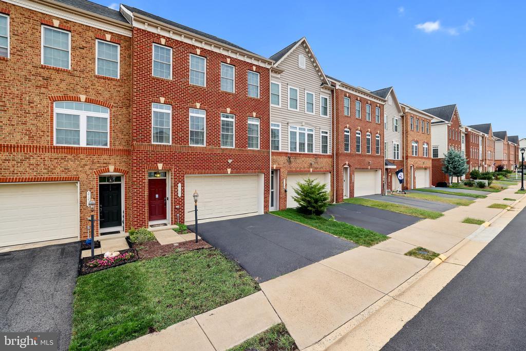 21234 Park Grove Terrace in Ashburn, VA - Building Photo