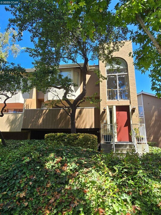 2121 Vale Rd in San Pablo, CA - Building Photo